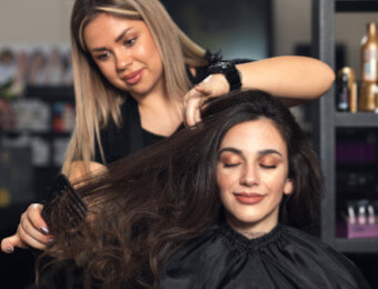 Mujer en salón de belleza