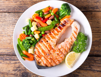 Plato con con pescado y verduras