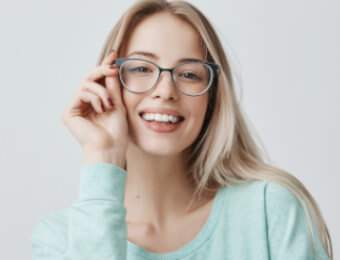 Mujer con gafas