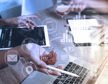 Virtualidad egresados Mujer trabaja en tablet y computador