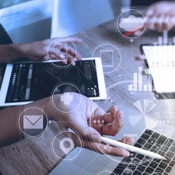 Virtualidad egresados Mujer trabaja en tablet y computador