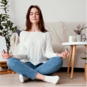 Mujer meditando en su empleo