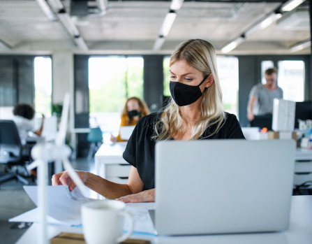 Egresado trabaja con estado Mujer trabaja en computador