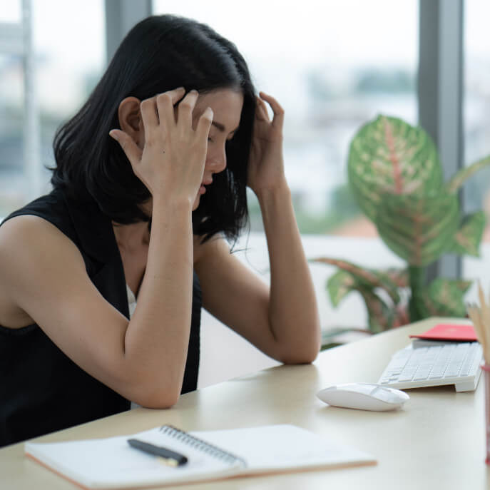 Riesgos laborales egresados Mujer con dolor de cabeza